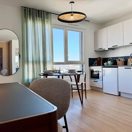 We Live Sharies - A605 Apartment