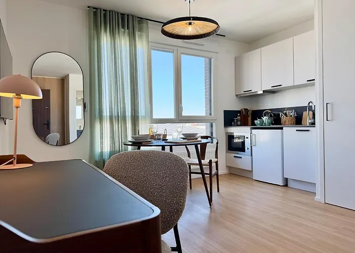 We Live Sharies - A605 Apartment